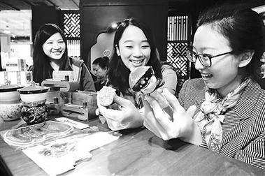笔记本……近日举行的台北文博会,各种既是生活用品又是工艺品的茶具